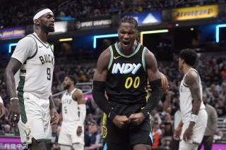 成鲜明对比 成鲜明对比