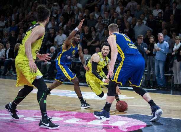 着他们在场 着他们在场